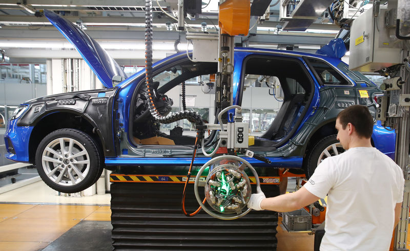 © Reuters. LE MARCHÉ AUTOMOBILE EUROPÉEN EN BAISSE DE 6% EN MARS, SELON LMC