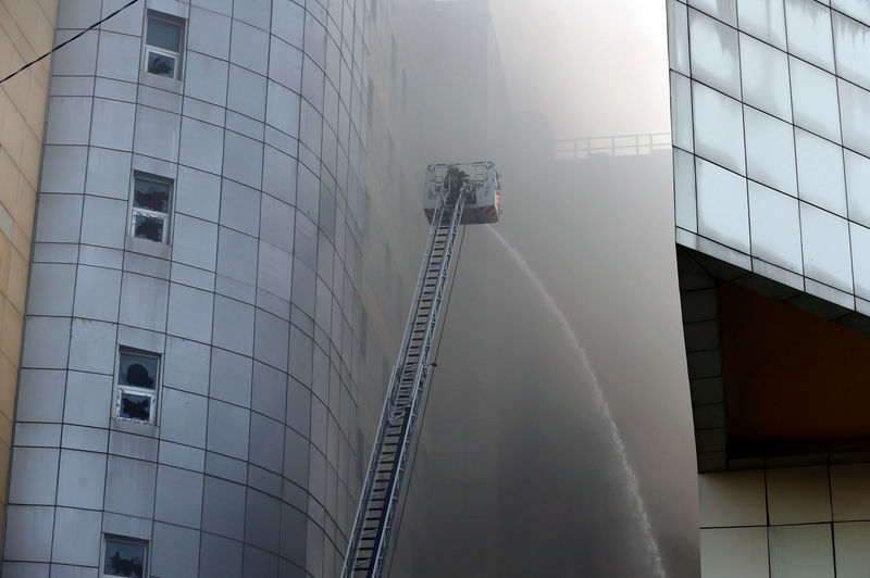 © Reuters. Bombeiro tenta apagar incêndio em hospital em Istambul, Turquia