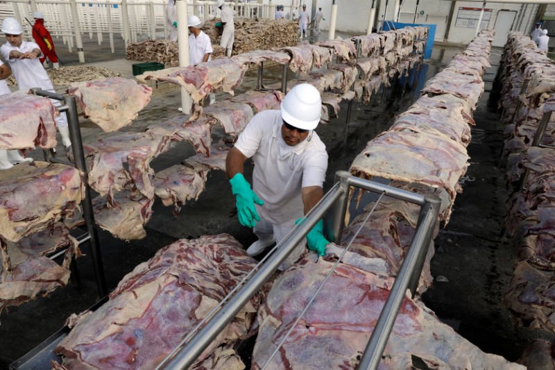 © Reuters. Trabalhador arruma carne em Santana, na Paraíba