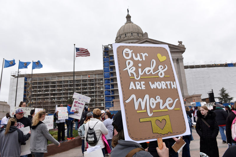 © Reuters. Teachers rally outside the state Capitol for the second day of a teacher walkout to demand higher pay and more funding for education in Oklahoma City