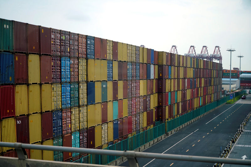 © Reuters. Containers are seen at the Yangshan Deep Water Port, part of the Shanghai Free Trade Zone, in Shanghai