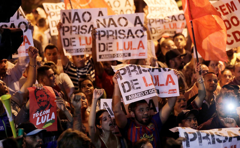 © Reuters. Supporters of former Brazilian President Luiz Inacio Lula da Silva protest against the ordered Lula to turn himself in to police within 24 hours to serve a 12-year sentence for a graft conviction, in Sao Bernardo do Campo