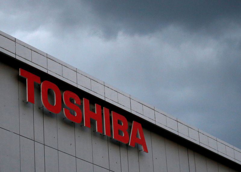 © Reuters. FILE PHOTO - The logo of Toshiba Corp. is seen at the company's facility in Kawasaki, Japan