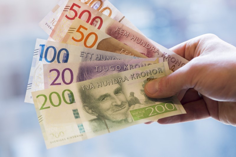 © Reuters. FILE PHOTO: New Swedish Krona banknotes