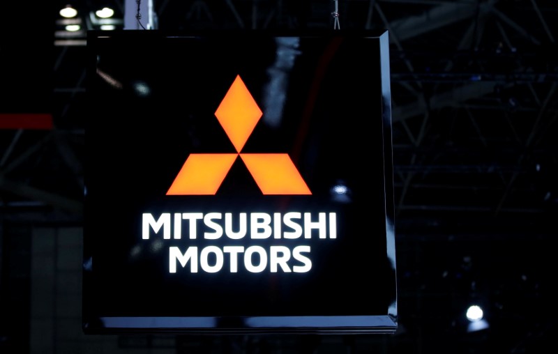 © Reuters. FILE PHOTO: The logo of Mitsubishi Motors Corp. is pictured at the 45th Tokyo Motor Show in Tokyo