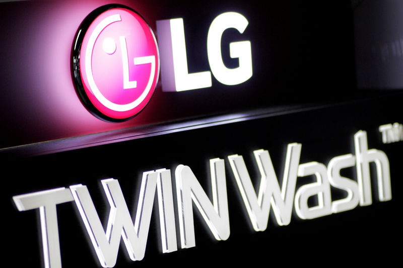 © Reuters. FILE PHOTO: The LG logo is seen on a washing machine in Singapore