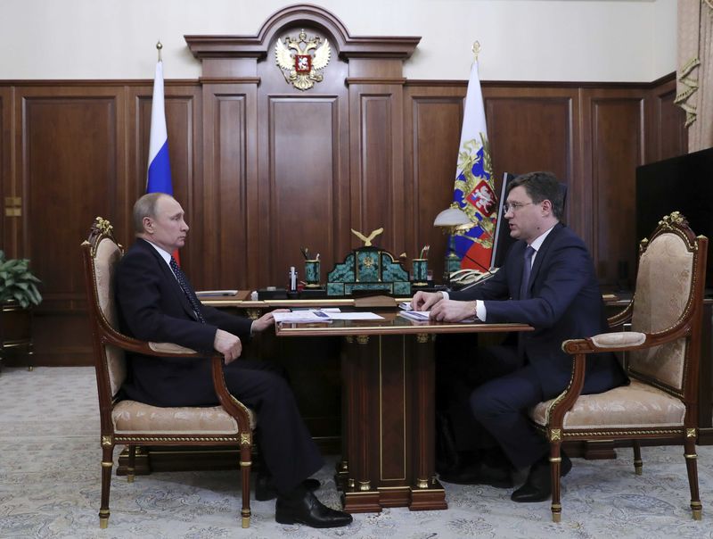 © Reuters. Russian President Putin meets with Energy Minister Novak in Moscow