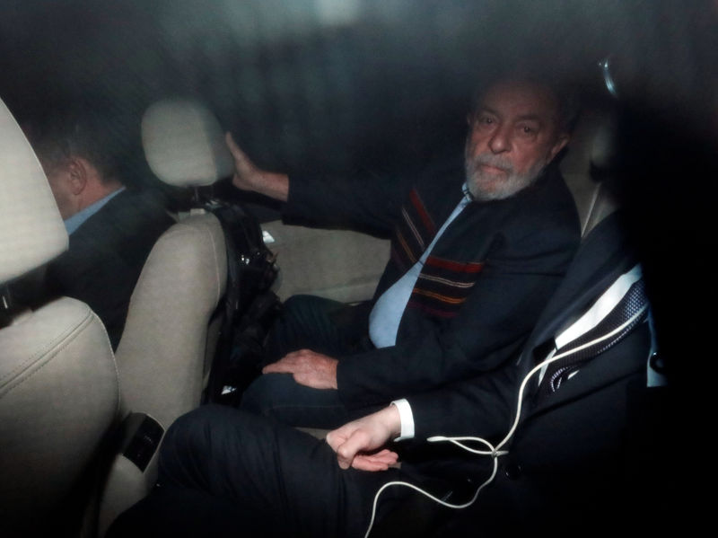 © Reuters. Ex-presidente Luiz Inacio Lula da Silva dentro de um carro em São Paulo