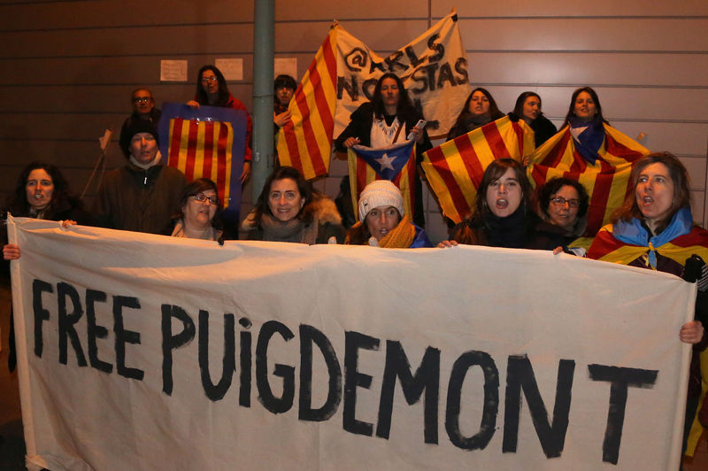 © Reuters. Pessoas protestam em frente a prisão em Neumuenster, na Alemanha, após o ex-líder catalão Carles Puigdemont ser detido