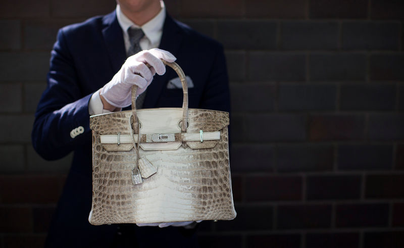 © Reuters. FILE PHOTO: An employee holds an Hermes diamond and Himalayan Nilo Crocodile Birkin handbag at Heritage Auctions offices in Beverly Hills, California