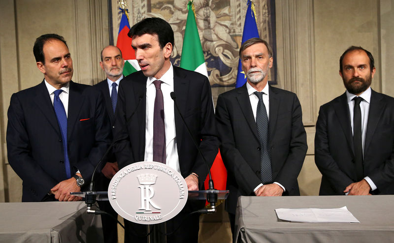 © Reuters. Il segretario reggente del Pd Maurizio Martina al Quirinale, ieri, con una delegazione del suo partito