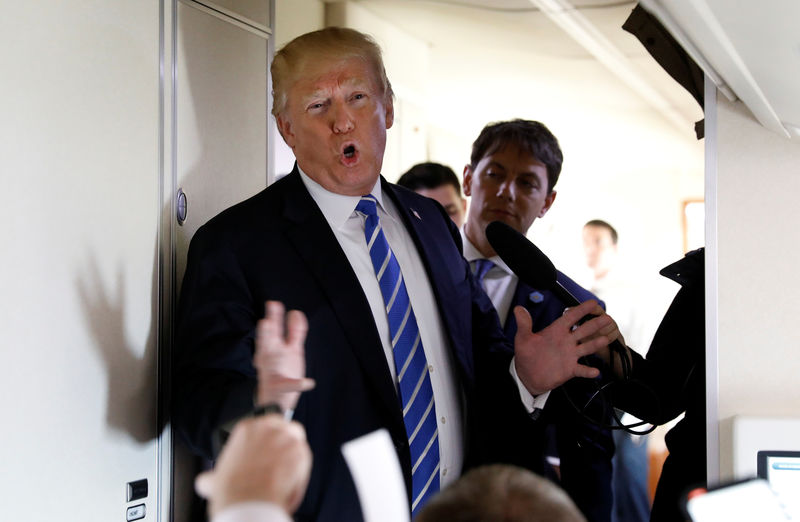 © Reuters. Presidente dos Estados Unidos, Donald Trump, fala com repórteres a bordo do Air Force One