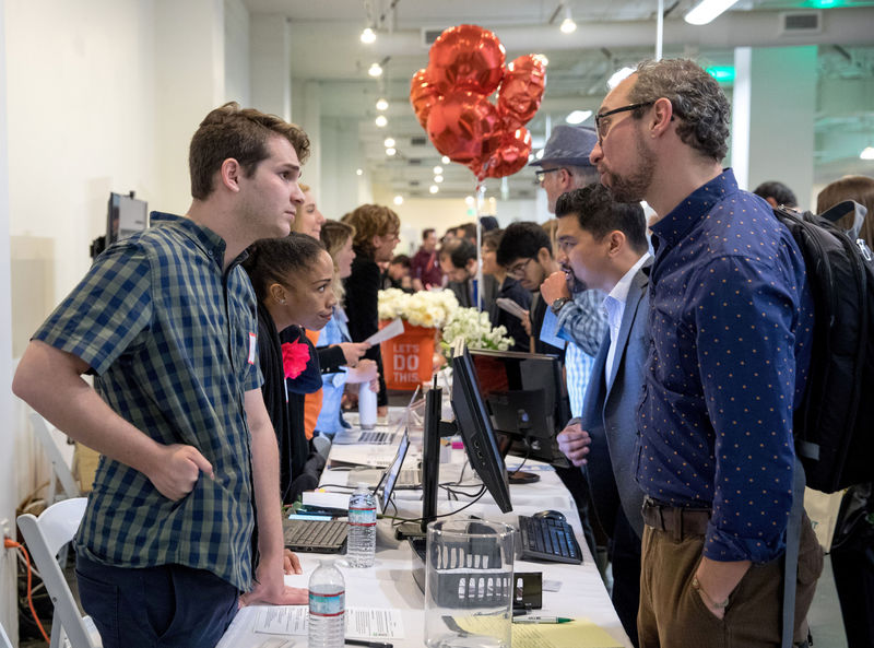 © Reuters. Job seekers and recruiters gathered at TechFair in Los Angeles