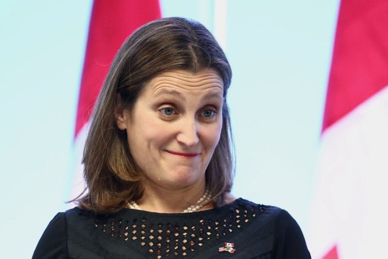 © Reuters. Canadian Foreign Minister Freeland gestures during a joint news conference on the closing of the seventh round of NAFTA talks in Mexico City