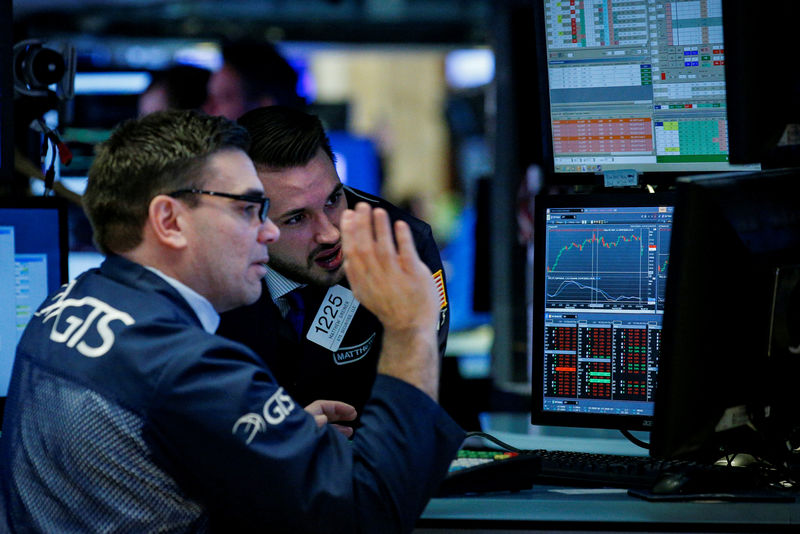 © Reuters. Traders work on the floor of the NYSE in New York