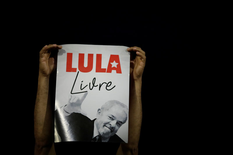 © Reuters. Manifestante segura cartaz contra a prisão do ex-presidente Luiz Inácio Lula da Silva, em Brasília