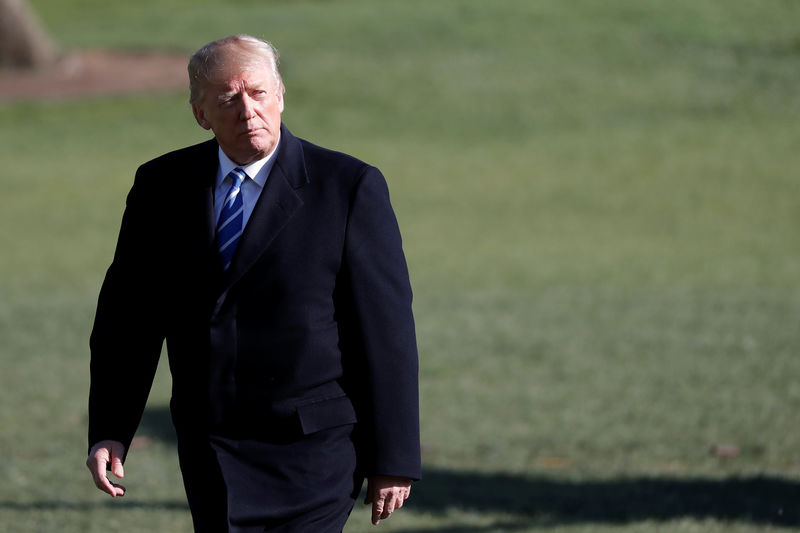 © Reuters. U.S. President Donald Trump walks as he returns to the White House after a trip to Lewisburg, West Virginia, in Washington D.C.