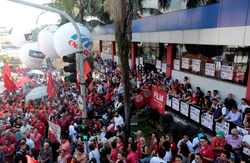 © Reuters. Apoiadores do ex-presidente Luiz Inácio Lula da SIlva protestam contra a condenação de Lula em frente ao Sindicato dos Metalúrgicos de São Paulo em São Bernardo do Campo