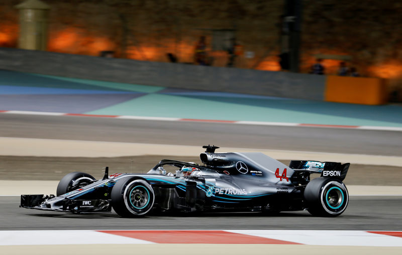 © Reuters. هاميلتون يتراجع خمسة مراكز عند الانطلاق في سباق جائزة البحرين بسبب تغيير صندوق التروس