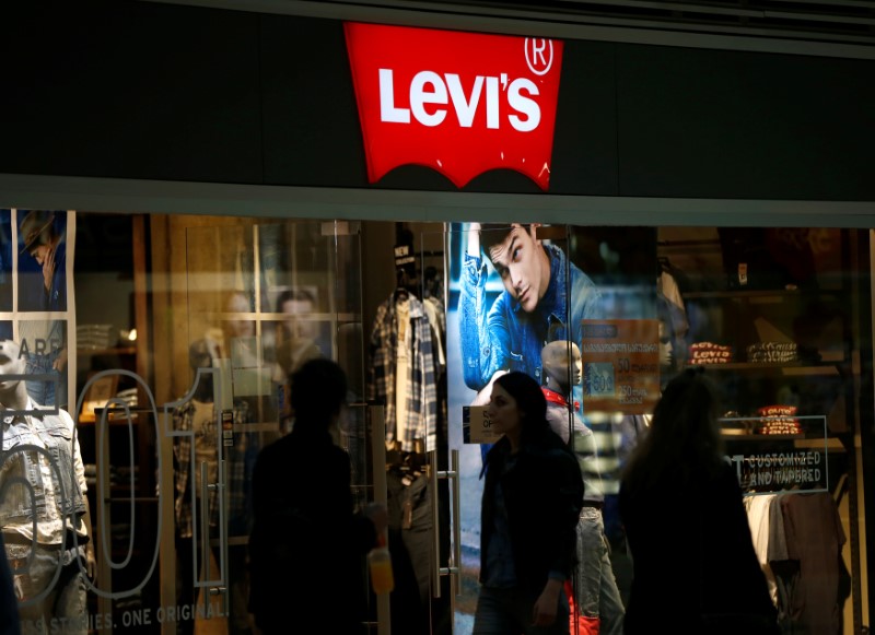 © Reuters. People walk past Levi's clothing store at Tbilisi Mall in Tbilisi