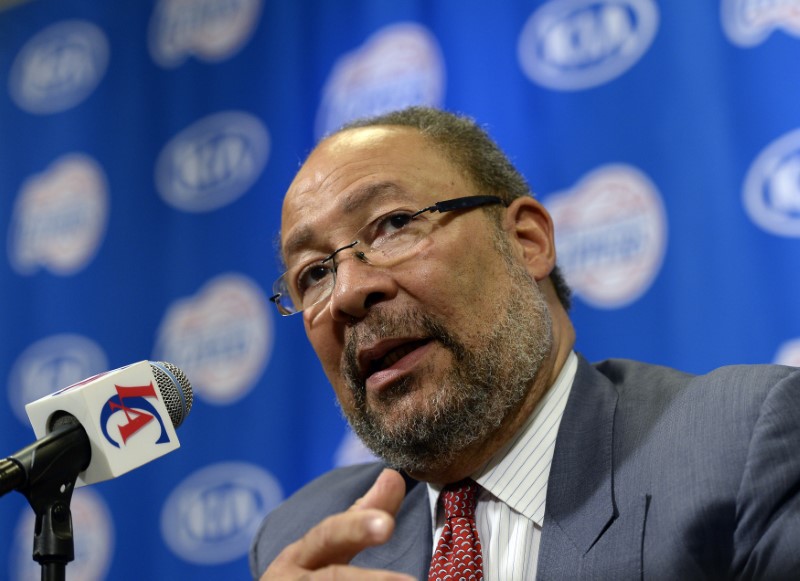 © Reuters. Los Angeles Clippers interim CEO Richard Parsons speaks during a news conference at Staples Center in Los Angeles, California
