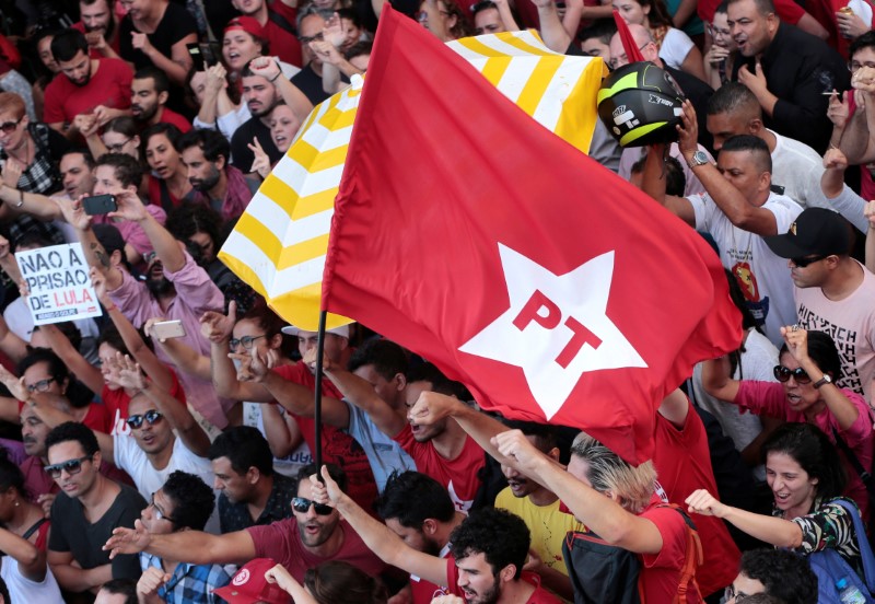 © Reuters. Apoiadores do ex-presidente Luiz Inácio Lula da Silva protestam contra a condenação do petista no Sindicato dos Metalúrgicos em São Bernardo do Campo