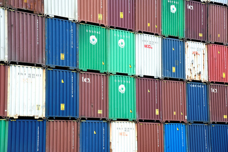 © Reuters. FILE PHOTO: Shipping containers sit at the Port of Long Beach in Long Beach California
