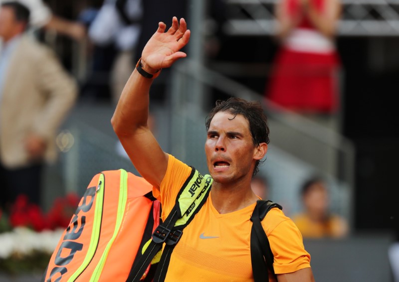 © Reuters. Rafael Nadal reacciona tras caer ante Dominic Thiem en los cuartos de final del Abierto de Madrid