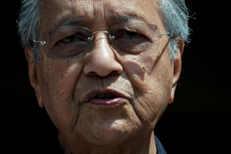 © Reuters. منع رئيس الوزراء الماليزي السابق من السفر ومهاتير محمد يعين وزراء
