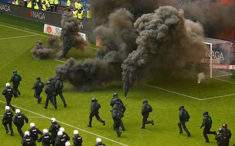 © Reuters. هبوط هامبورج ودورتموند يتأهل لدوري أبطال أوروبا بصعوبة