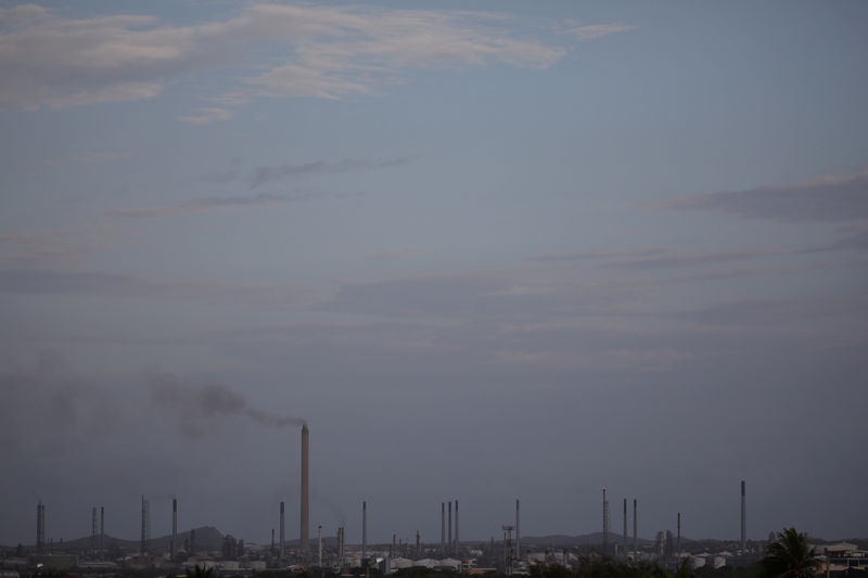 © Reuters. View of Isla refinery in Willemstad on the island of Curacao