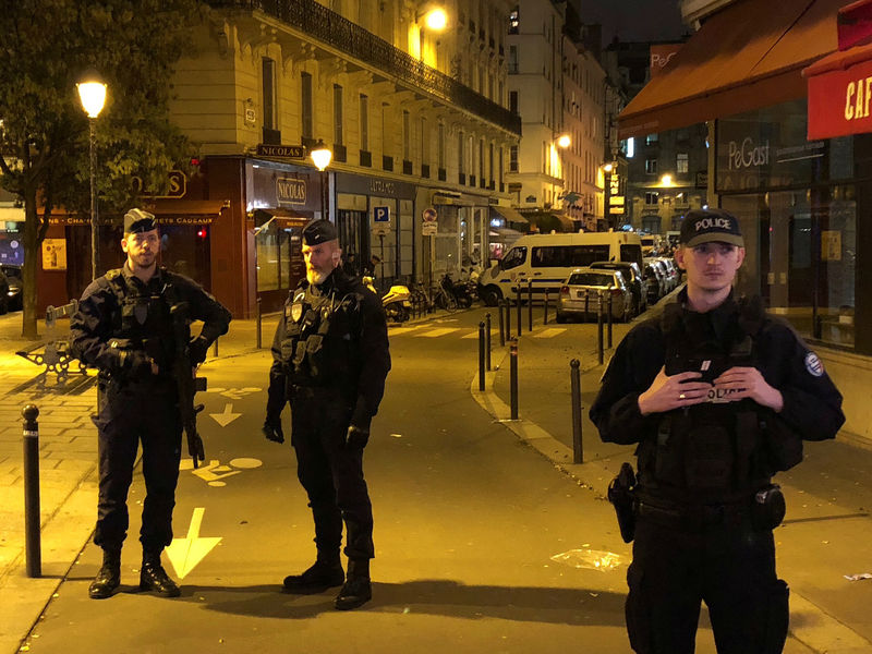 © Reuters. شخص يقتل أحد المارة طعنا في باريس وهو يهتف "الله أكبر"