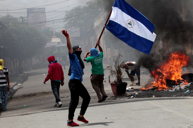 © Reuters. Foto del sábado de manifestantes participando en las protestas contra el Gobierno del presidente de Nicaragua, Daniel Ortega, en Monimbo