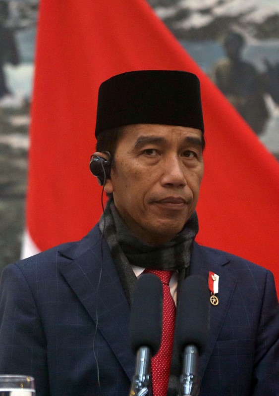 © Reuters. رئيس إندونيسيا يصف الهجمات الانتحارية على كنائس بأنها "همجية"