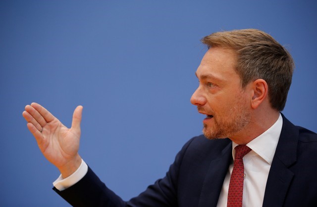 © Reuters. Leader of the Free Democratic Party (FDP) Christian Lindner addresses a news conference in Berlin