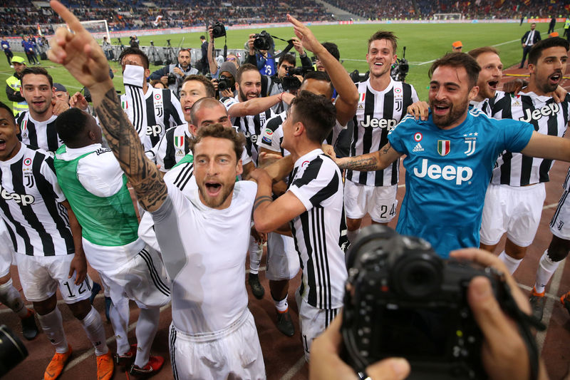 © Reuters. La Juventus se asegura su séptimo título consecutivo de la Serie A italiana