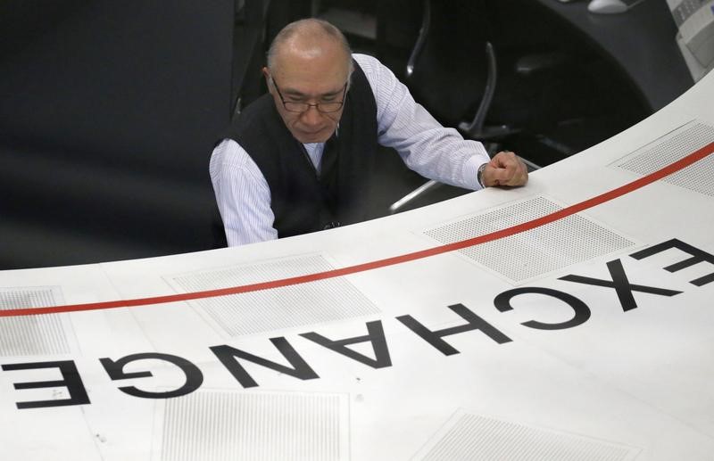 © Reuters. An employee of the TSE works at the bourse in Tokyo