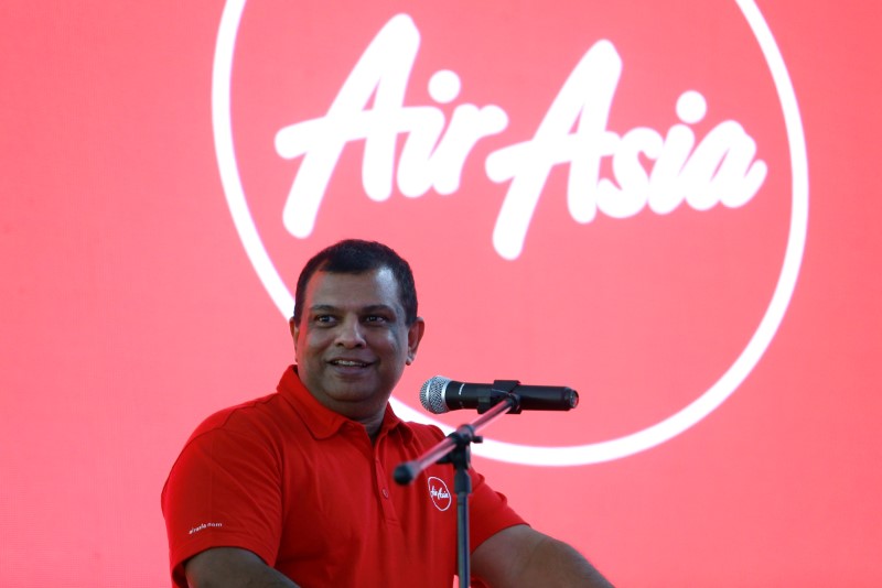© Reuters. AirAsia Group CEO Fernandes speaks during a news conference at AirAsia headquarters in Sepang