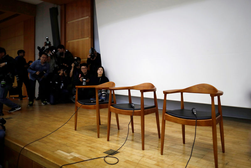 © Reuters. Microphones are seen on chairs for Kaher Kazem, chief executive of GM Korea, and Barry Engle, head of GM's international operations, before a media briefing at a GM Korea's plant in Incheon