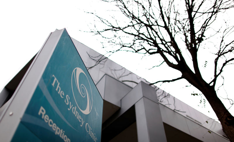 © Reuters. FILE PHOTO: A sign indicates the entrance to the Healthscope-owned Sydney Clinic in Sydney's eastern suburbs