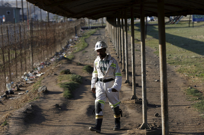 © Reuters. FILE PHOTO: A mine worker returns from the Lonmin mine at the end of his shift, outside Rustenburg, northwest of Johannesburg