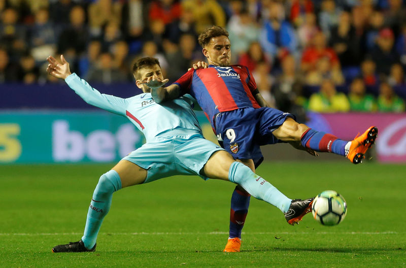 © Reuters. El Barcelona pierde su racha invicta, cae 5-4 ante Levante en un partido sin el argentino Messi