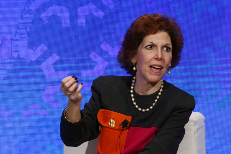 © Reuters. FILE PHOTO: Cleveland Fed President Loretta Mester takes part in a panel convened to speak about the health of the U.S. economy in New York