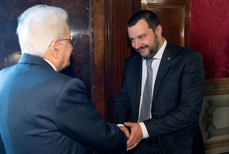 © Reuters. Il leader della Lega Matteo Salvini saluta il presidente della Repubblica Sergio Mattarella (di spalle)