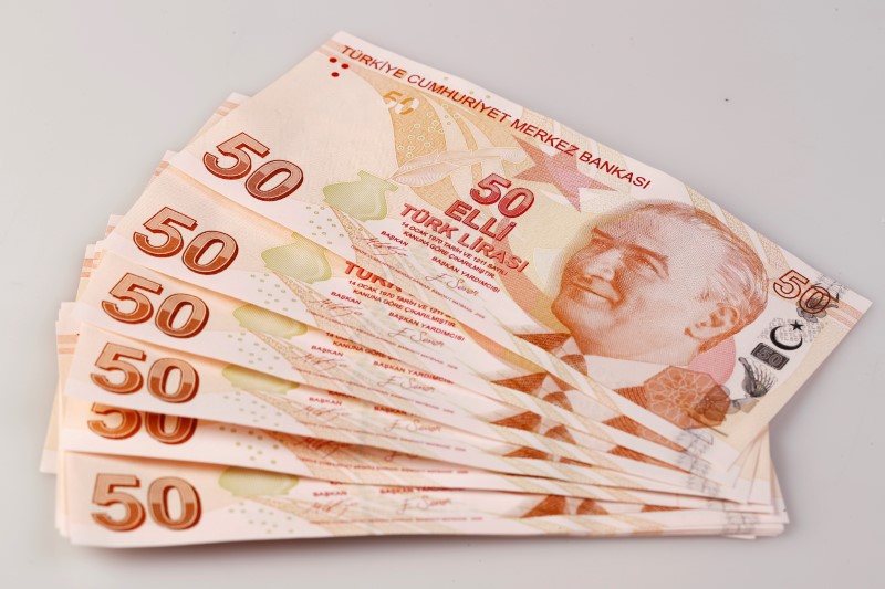 © Reuters. FILE PHOTO: Turkish 50 Lira banknotes are seen in this picture illustration