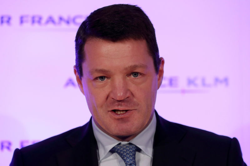 © Reuters. FILE PHOTO: KLM chairman Pieter Elbers attends a news conference in Paris