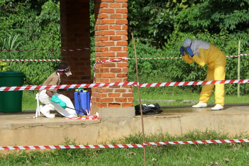 © Reuters. Agente de saúde recebe spray de clorina após visitar área isolada de hospital que recebeu paciente com suspeita de Ebola em Bikoro, na República Democrática do Congo