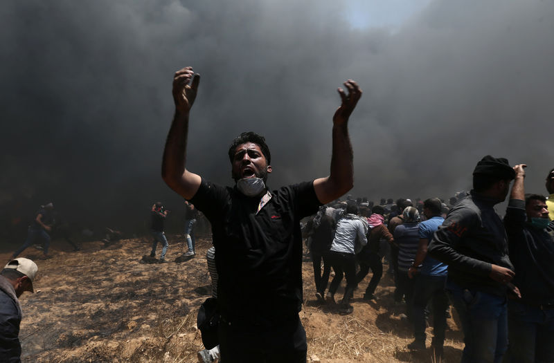 © Reuters. Manifestantes palestino durante protesto na fronteira de Israel com a Faixa de Gaza