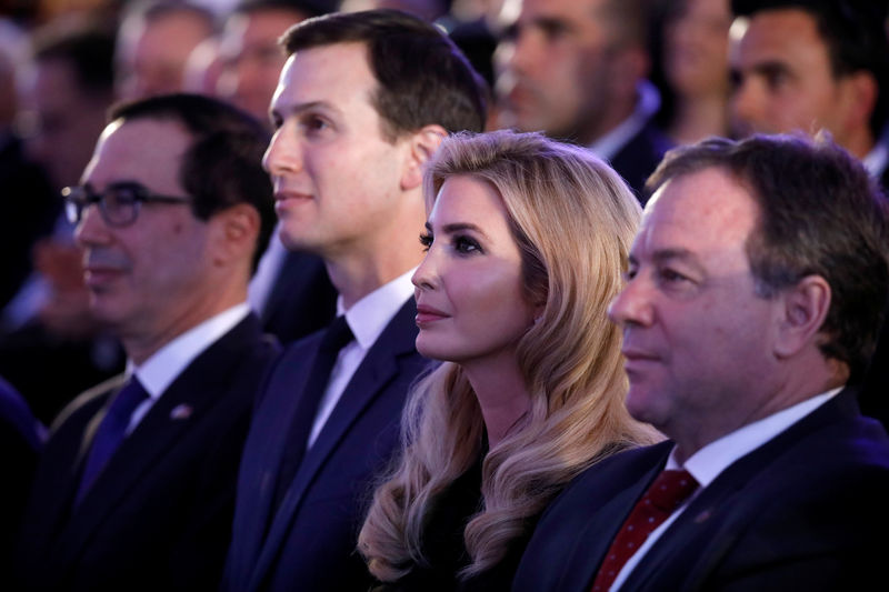 © Reuters. Assessores especiais da Casa Branca Jared Kushner e Ivanka Trump ao lado do secretário de Tesouto dos EUA, Steven Mnuchin, durante recepção no Ministério das Relações Exteriores de Israel