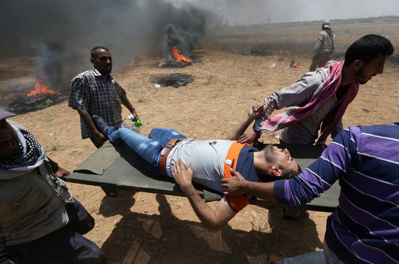 © Reuters. ارتفاع عدد القتلى الفلسطينيين على حدود غزة إلى 37